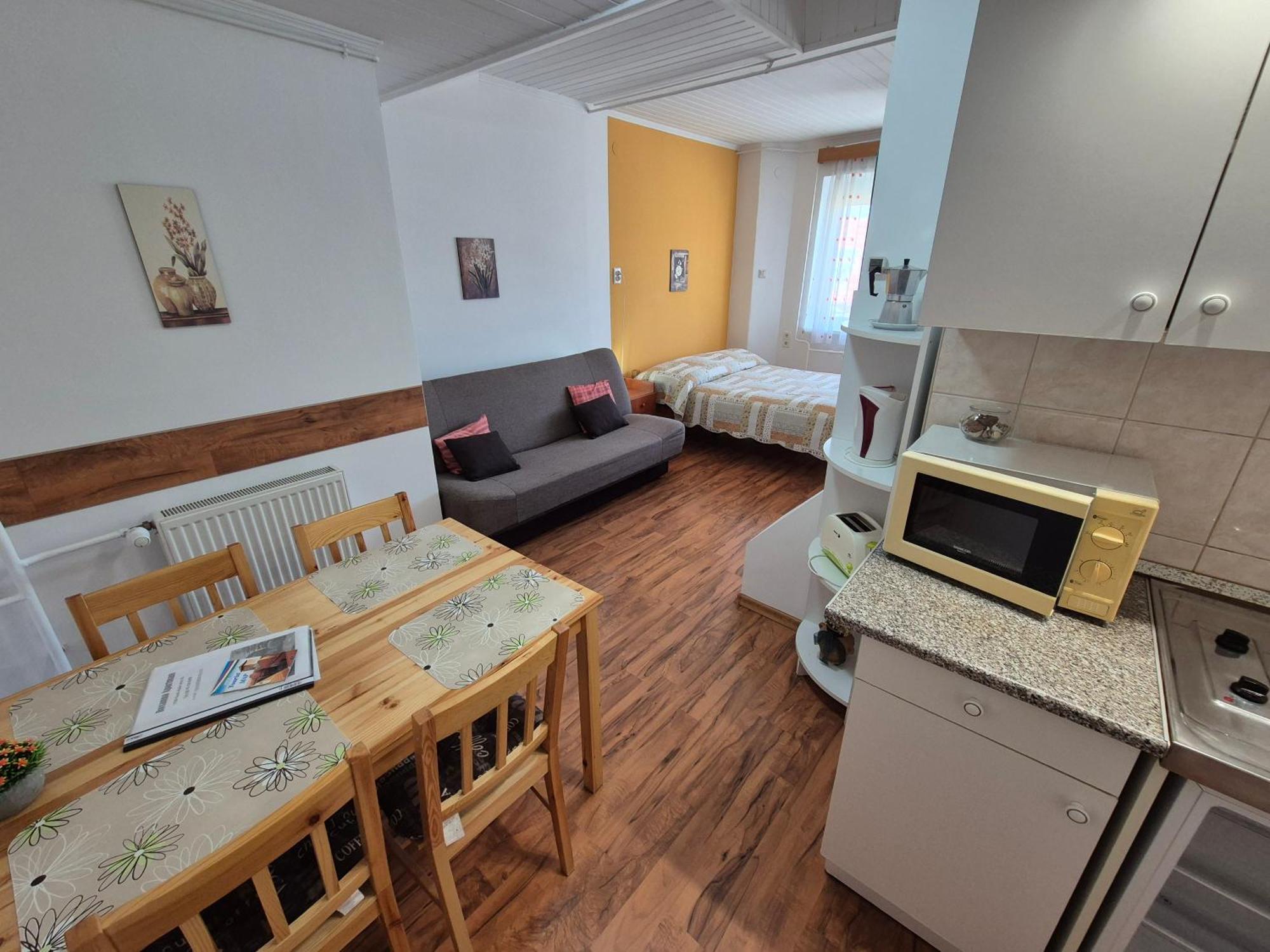Roxanna Apartman Gyula Buitenkant foto