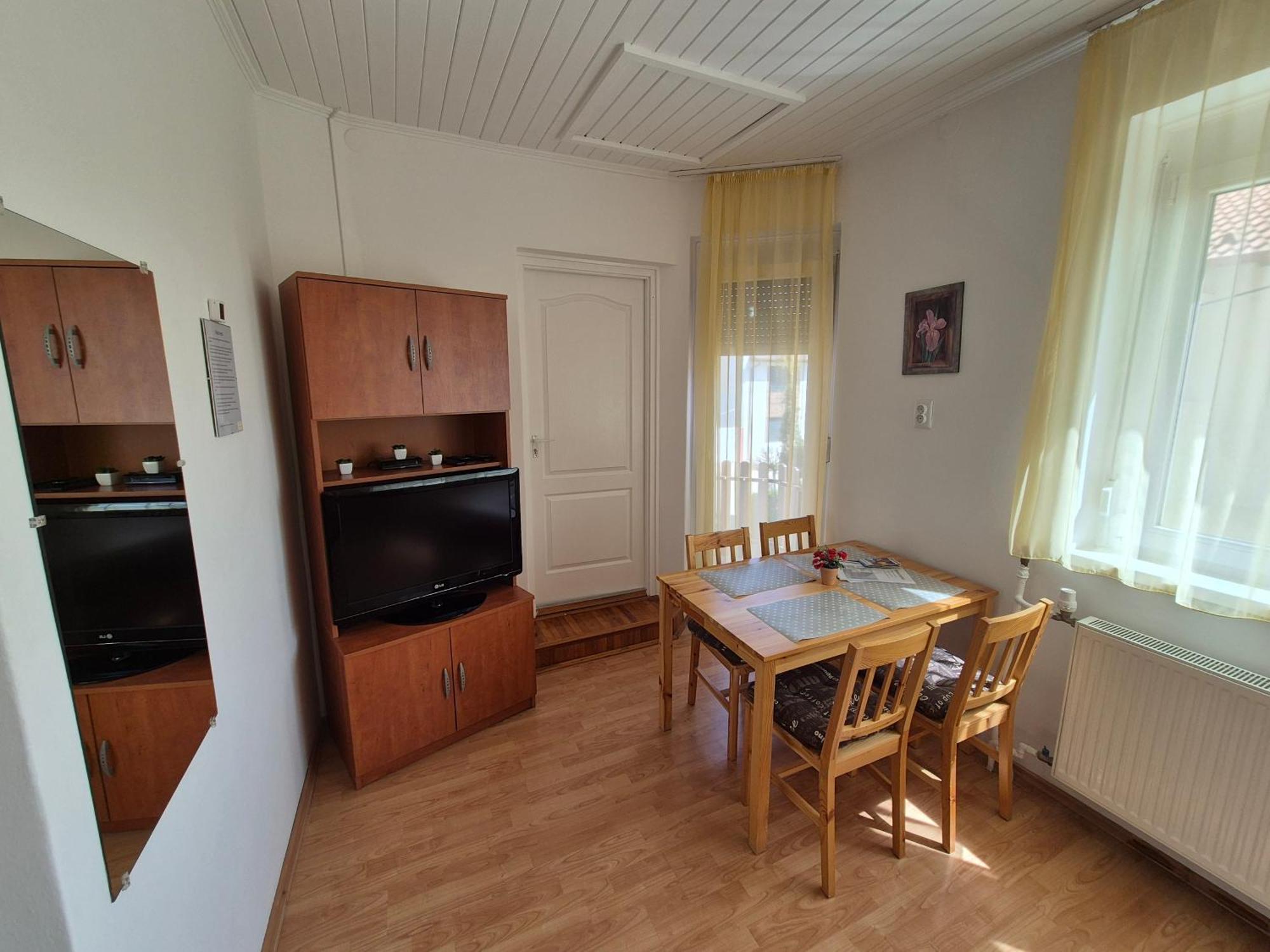 Roxanna Apartman Gyula Buitenkant foto