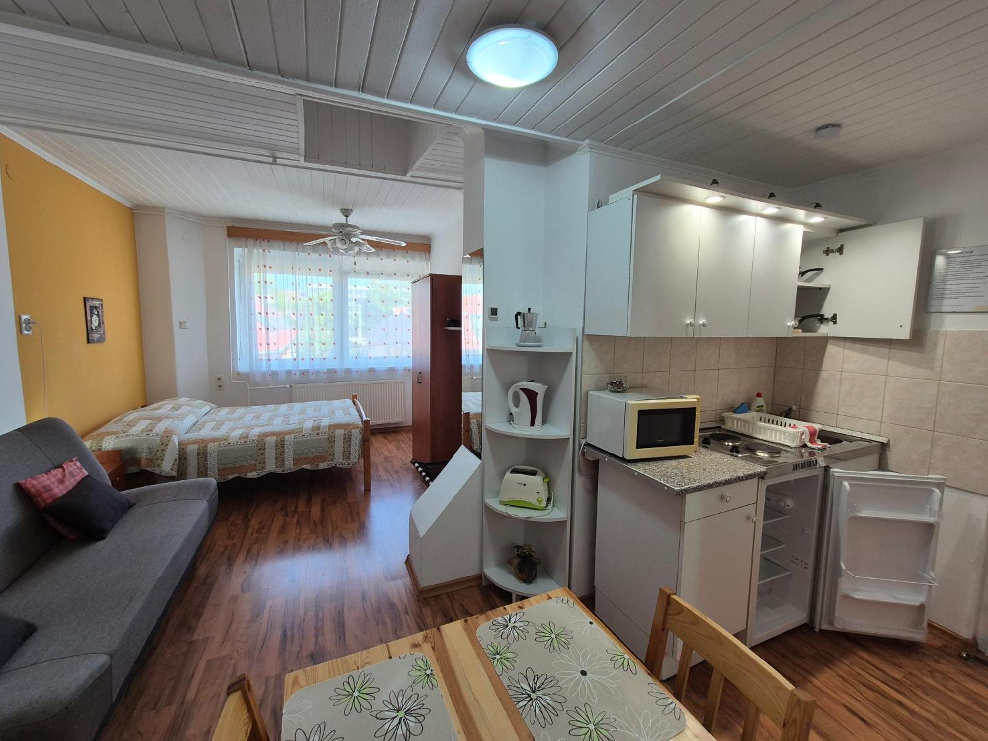 Roxanna Apartman Gyula Buitenkant foto